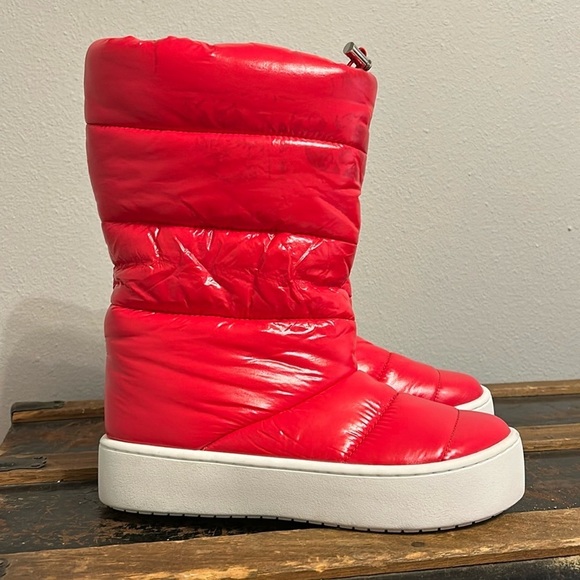 NWOT Jeffrey Campbell Snowed 2 Red retro puffer boot. Women’s size 8.5. Cute!